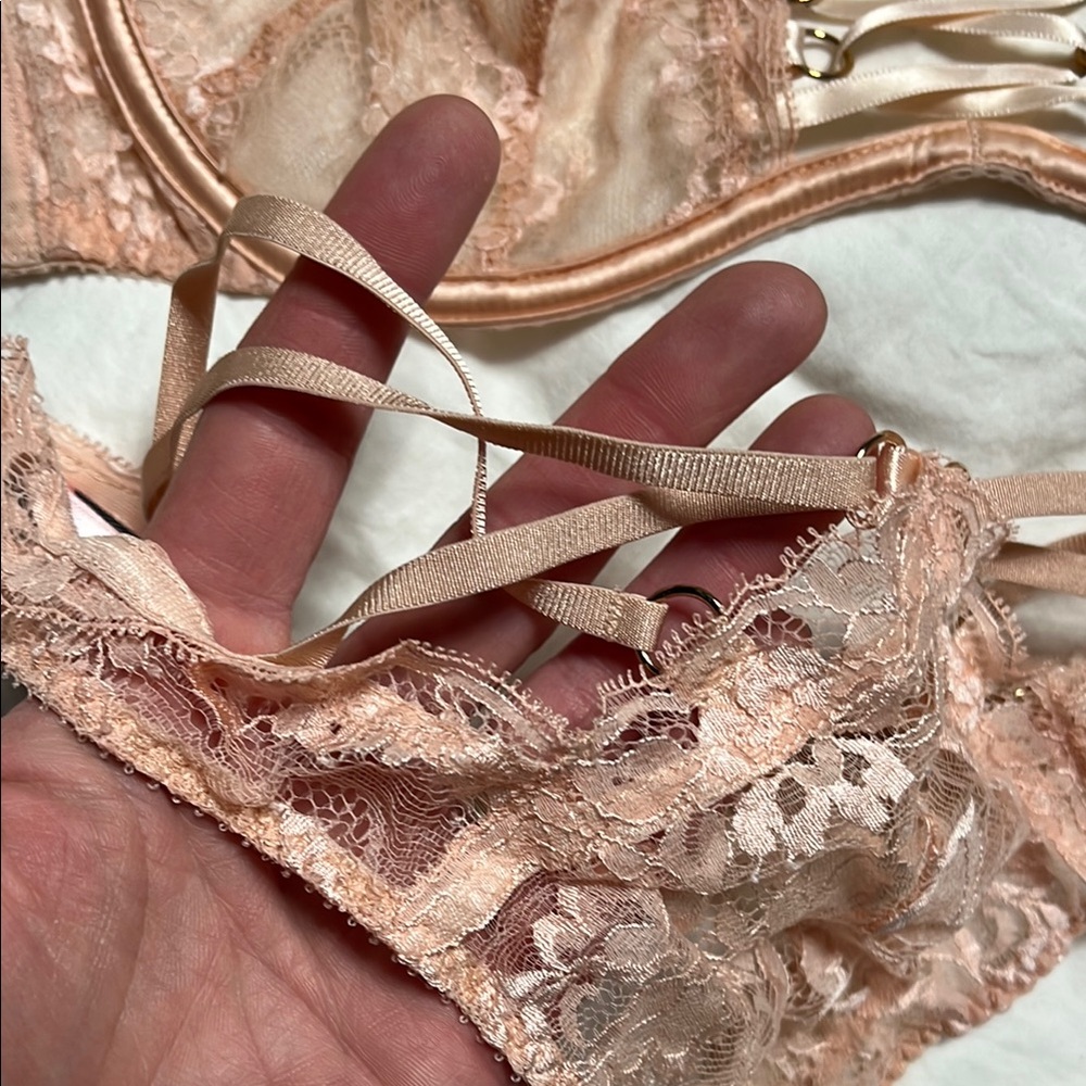 Agent Provocateur Essie set 34D and 4 thong Elegant Lace Lingerie Set - Picture 10 of 12